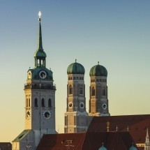 Die Kircht&uuml;rme der M&uuml;nchner Frauenkirche vor einem abendlichen Himmel.