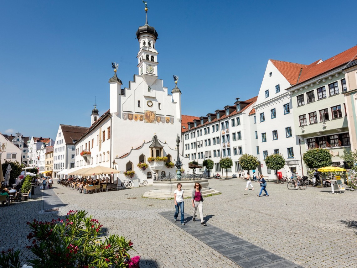 an Marktplatz umringt von einem historischen Rathaus und Stadth&auml;usern.