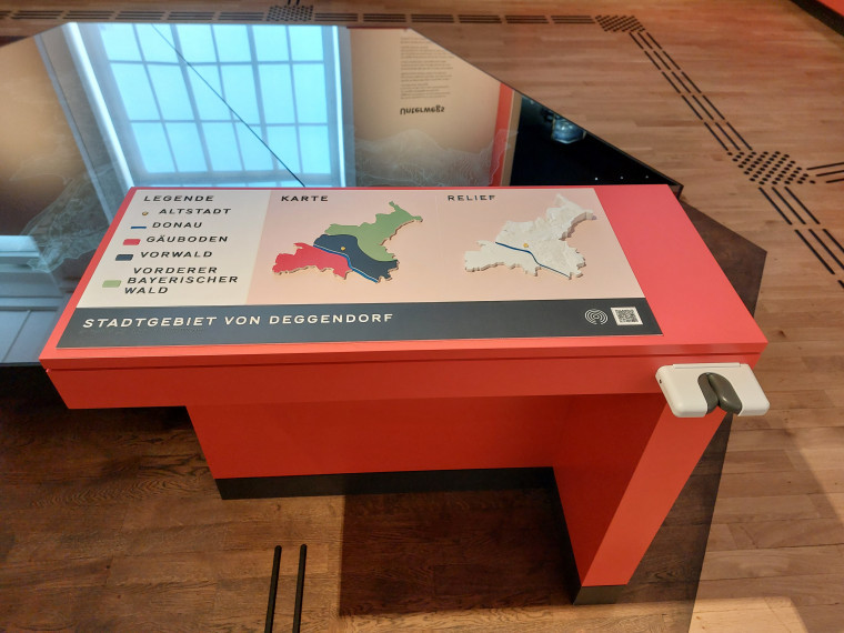 An einer Taststation ist eine Halterung f&uuml;r einen Blindenstock befestigt.