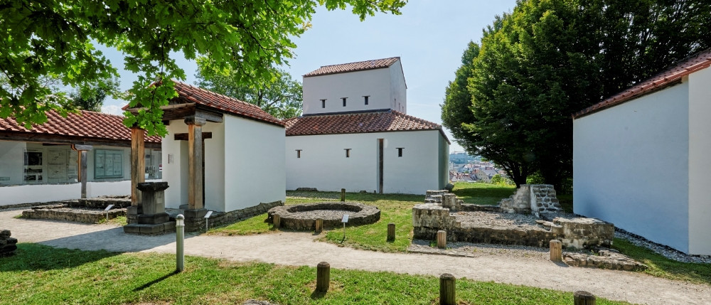 Mauerreste und nachgebaute r&ouml;mische Tempel.
